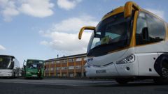 Veh�culos de transporte escolar ante el colegio A G�ndara, uno de los centros para los que se pide un servicio de madrugadores