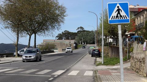 Este es el punto en el que concluyen las aceras de Carril, trescientos metros antes del punto en el que morir el itinerario peatonal desde Bamio