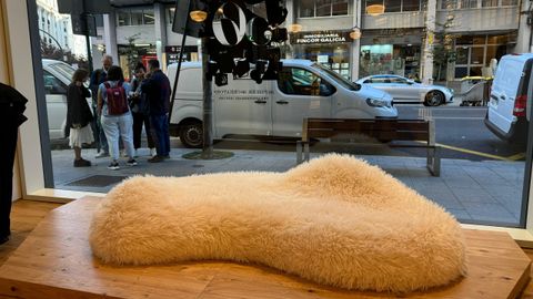 El sof� dise�ado por Rosal�a, en la tienda de Zara de Juan Fl�rez