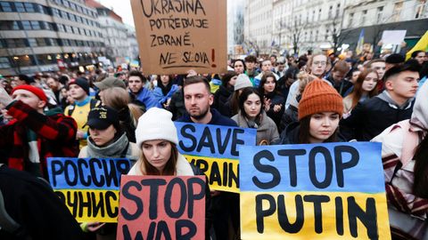 Manifestantes asisten a una concentracin de apoyo a Ucrania , en Praga (Repblica Checa).