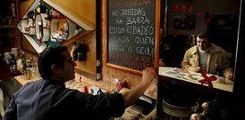 Manuel S�nchez, titular de O Pino, ayer a la hora de los vinos en su establecimiento.