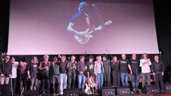 Los amigos de Piti Sanz en el escenario de la Sala Capitol; en el centro, Luis Tosar abraza a Susana, hermana del m�sico