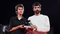 Rachel Szor y Yuval Abraham, tras recibir su premio en el Festival de Venecia.