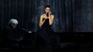 C�line Dion se emoci� ayer en su primer concierto en Par�s.
