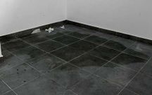 El cierre de los ba�os ha generado urinarios improvisados en el local.