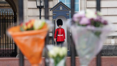 La guardia real no hizo el jueves su tradicional cambio de guardia en se�al de luto.