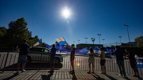 Aficionados del Real Oviedo reciben al equipo antes del partido ante el Racing