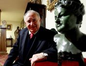 Xes�s Alonso Montero, na Academia, xunto a un busto de Emilia Pardo Baz�n.