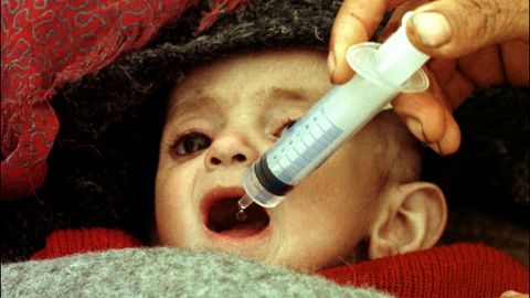 Un beb� recibe glucosa a trav�s de una jeringuilla en una tienda de campa�a m�dica en el campamento de refugiados de Isikveren.