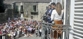 Javier G�mez Noya, leyendo el preg�n desde el balc�n de Mugartegui en presencia del alcalde y la presidenta de la Diputaci�n. 