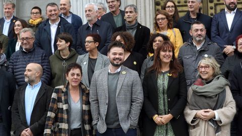 Nstor Rego (BNG), Mertxe Aizpurua (EH Bildu), Gabriel Rufin (ERC) y Laura Borrs (JxCat), en una foto de familia ante el Congreso con parlamentarios de estas cuatro fuerzas polticas