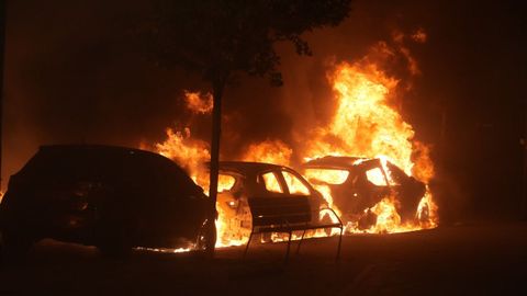 Coches ardiendo en los disturbios de Bilbao.
