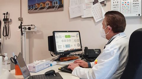 Antonio Asensi pasa consulta en el centro de salud de Betanzos