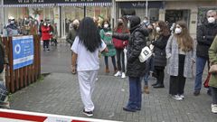 Colas y protestas por el cierre del punto de realizaci�n de pruebas PCR en Pontevedra