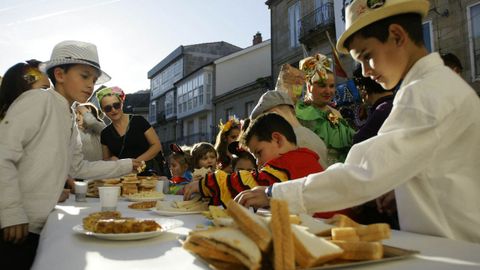 Desfile de carnaval del conservatorio de Ribadavia.En Ribadavia, el desfile de entroido combin disfraces y mucha msica. Estaba protagonizado por los integrantes del conservatorio