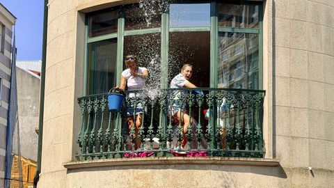 En los balcones trabajan, a�o tras a�o, los aut�nticos h�roes y hero�nas del Auga.
