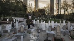 Save the Children simula un cementerio de ni�os sirios en un parque de Madrid