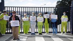 Concentraci�n de personal ante el Centro de Atenci�n a Persoas con Discapacidade de As Xubias, antiguo colegio Santiago Ap�stol