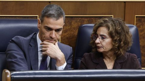 El presidente del Gobierno, Pedro Snchez, y la vicepresidenta, Mara Jess Montero, durante un pleno en el Congreso.