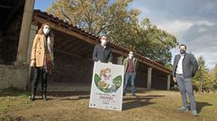 El alcalde, Luis Fern�ndez Guiti�n, con el cartel de la 40 Feira do Vi�o de Amandi, este s�bado junto a los pendellos restaurados de Cadeiras