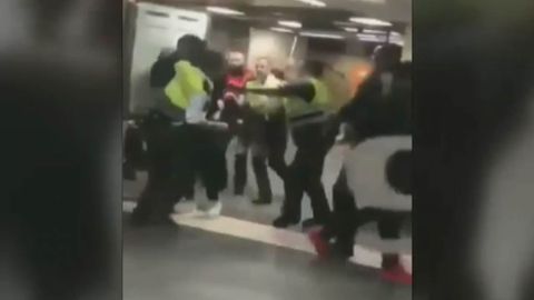 Renfe expedienta a 9 vigilantes por pegar a un joven marroqu� en el metro de Barcelona