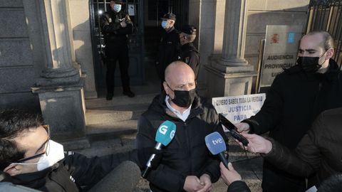 Jos Manuel Leal, padre de Desire, atendiendo a los medios antes del tercer da de juicio.