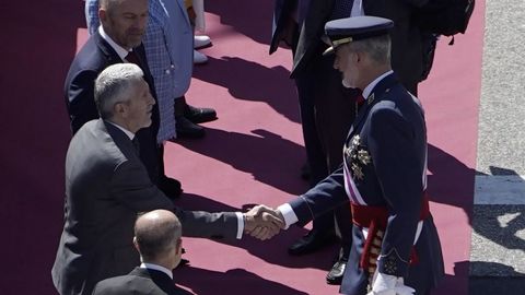 El rey Felipe saluda al ministro del Interior Fernando Grande-Marlaska en el desfile del Da de las Fuerzas Armadas ante miles de ovetenses