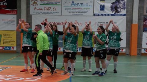 La plantilla barreirense festeja su victoria por 4-0 ante el Vilalba B, el t&iacute;tulo de liga y el ascenso.