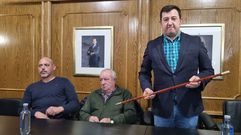 Pedro Yáñez con el bastón de mando junto a los dos tránsfugas del PSOE, Antonio Núñez y Miguel Domínguez.