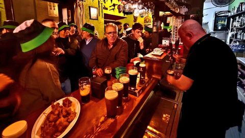 El propietario de O Recuncho tirando ca�as en la fiesta de San Patricio