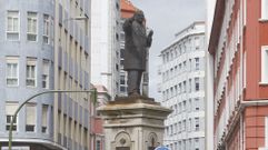 La estatua de Gonz�lez-Llanos preside la rotonda existente entre la avenida de Esteiro y la Vigo.