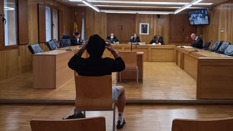 El condenado, descubri�ndose la cabeza frente al tribunal de la Audiencia Provincial de Lugo este martes