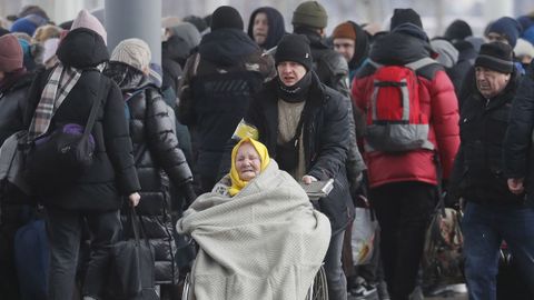 Familias con nios y ancianos esperan coger un tren para salir de Ucrania 