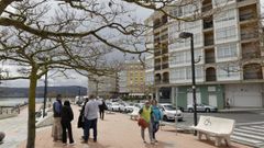 Vecinos y visitantes, este domingo en el paseo focense de A Rapadoira