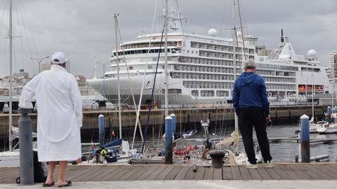 El Silver Spirit, atracado este lunes en el muelle de Trasatlánticos