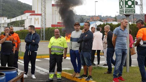 Trabajadores de la factor�a de Vesuvius en Langreo protestan en el interior de la empresa tras el anuncio del cierre