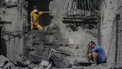 Un palestino, ante su casa destruida en Al Shatea.