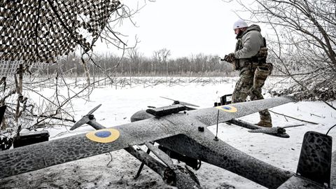 Un soldado prepara un dron para su lanzamiento en la guerra de Ucrania.