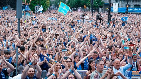 Cientos de personas durante la celebraci�n del ascenso a Primera Divisi�n del Real Oviedo