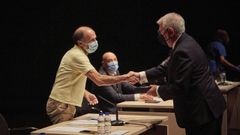 Cudeiro (en la imagen, saludando a J�come) tom� posesi�n como concejal del PP en sustituci�n de Jes�s V�zquez.