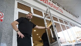 Jos� Luis Calo, propietario de la cafeter�a Bal�n, delante de la puerta que rompieron los ladrones