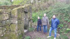 Representantes de Vaipolor�o y el alcalde de Vilaboa, C�sar Poza, en el Mu��o do Toxal