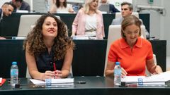 La concejala del PSOE, Emma L�pez, y la portavoz del PSOE en el Ayuntamiento, Reyes Maroto, durante una sesi�n ordinaria del pleno municipal el pasado 21 de julio