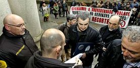 Los vigilantes controlaron que solo accediesen a la sesi�n las personas acreditadas como claustrales y los medios.