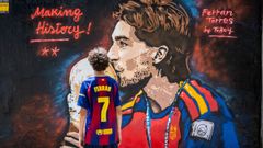 Un ni�o, con la camiseta del Bar�a de Ferran Torres, observa el mural pintado en la Ciudad Condal en honor al goleador del Mundial.