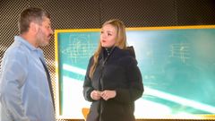 El alcalde de Outes, Francisco Calo, mostr� el inmueble a la conselleira de Pol�tica Social, Fabiola Garc�a.