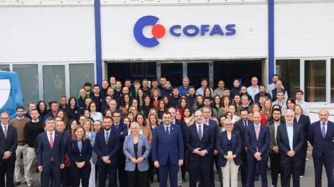 De izquierda a derecha: <br />Jos� Villaz�n, vicepresidente de COFAS, Mar�a Calvo, presidenta FADE, Jos� Sicre, director de la Oficina Econ�mica de la Presidencia del Principado de Asturias; Eva Mar�a P�rez, alcaldesa de Llanera, Adri�n Barb�n, presidente del Principado de Asturias; Fernando Fombona, presidente de COFAS; Concepci�n Saavedra, consejera de Salud; Pablo Garc�a, viceconsejero de Pol�tica Sanitaria; Aquilino Alonso, director gerente del Sespa; con directivos y empleados de COFAS