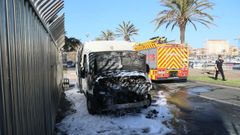 La furgoneta tras la intervenci�n de los bomberos.