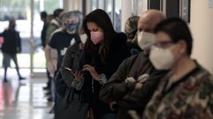 Cola para vacunarse contra el coronavirus este fin de semana en el hospital de Monforte