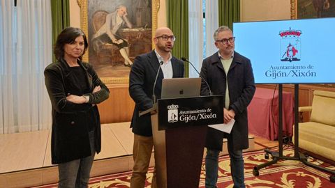 Desde la derecha, el concejal de Infraestructuras Urbanas y Rurales de Gij�n, Gilberto Villoria, el portavoz de la Junta de Gobierno de Gij�n, Jes�s Mart�nez Salvador, y la concejala de Cultura, Montserrat L�pez Moro.